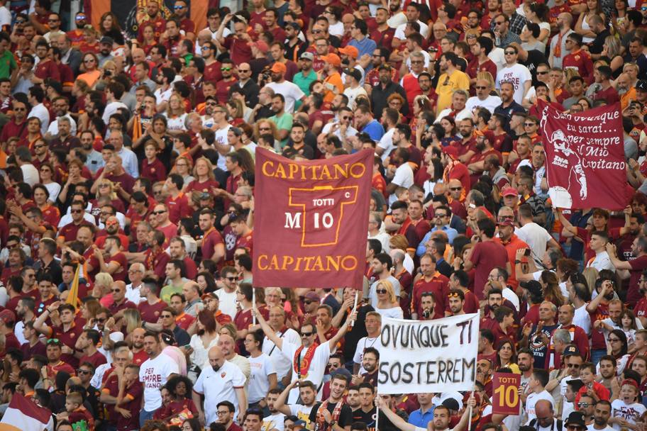 La Sud ha salutato cos il Capitano Francesco Totti, in un pomeriggio che rester nella storia della Roma. Ansa